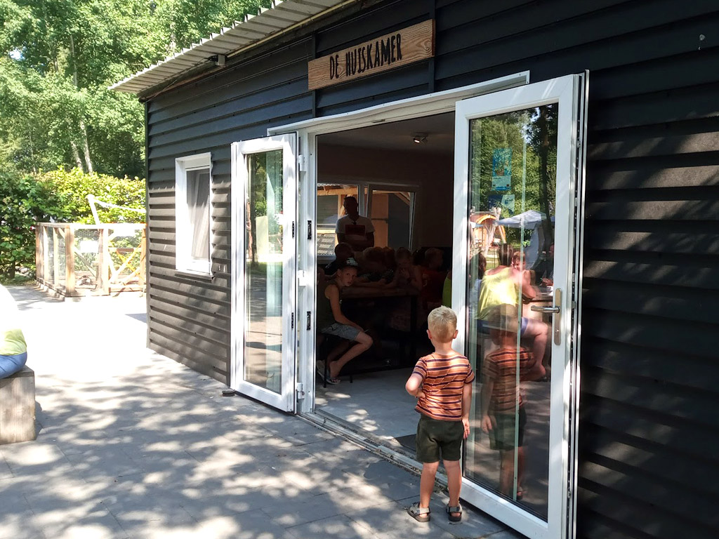 Ein gemütliches Spielzimmer auf dem Campingplatz Zwinderen