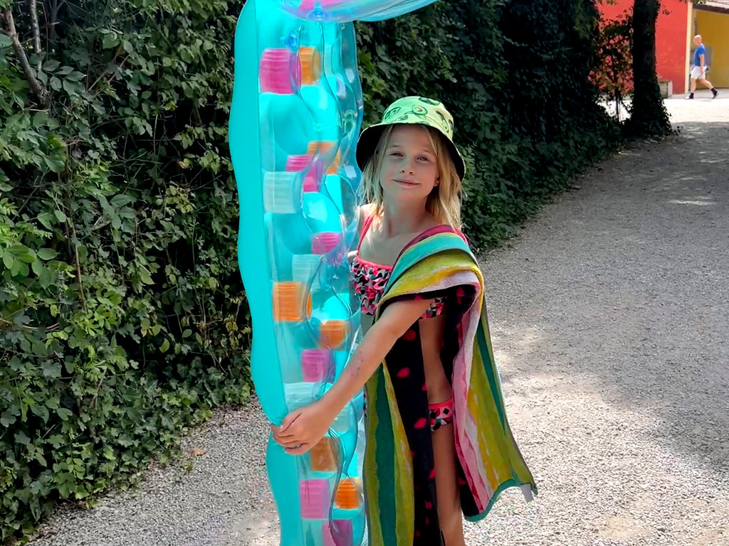 Kinder spielen mit anderen Kindern auf dem Campingplatz