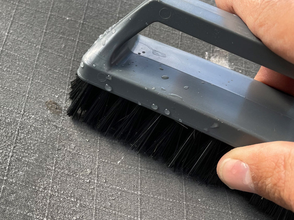 Verwenden Sie eine weiche Bürste, wenn Sie Ihr Zelt reinigen