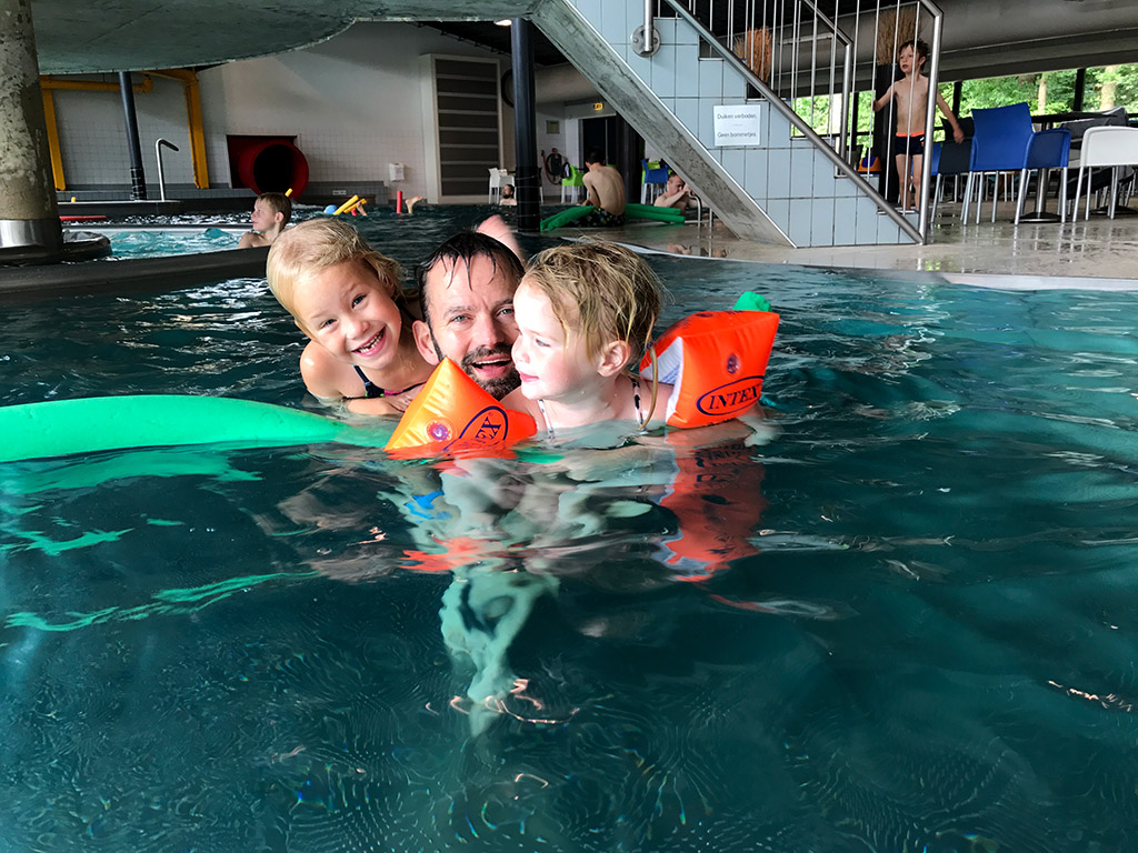 Zu einem Schwimmbad auf dem Campingplatz