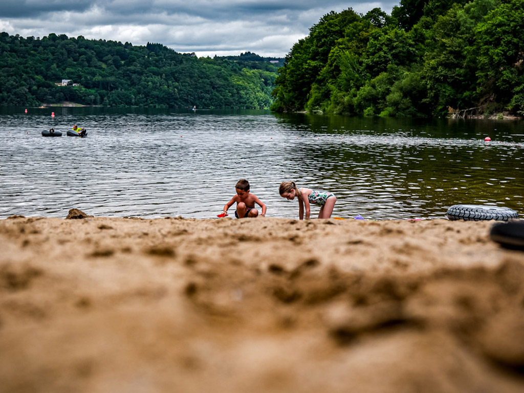 Ein Tag am Strand oder am Pool? Nehmen Sie eine schöne Dusche!