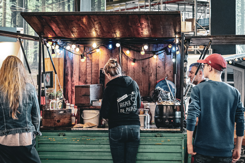 Zeit für einen Happen zu essen und ein Getränk im Vrijbuiter Zaandam