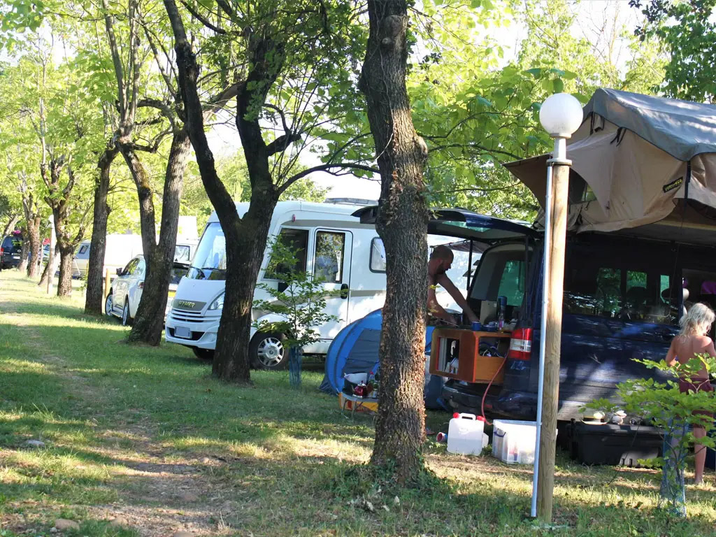 Freier Blick auf das Familienschloss und die jahrhundertealte Kapelle&nbsp;auf diesem Übernachtungscampingplatz