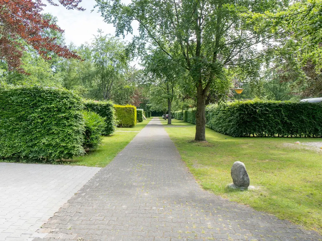 Schöner kleiner christlicher Campingplatz in grüner Umgebung