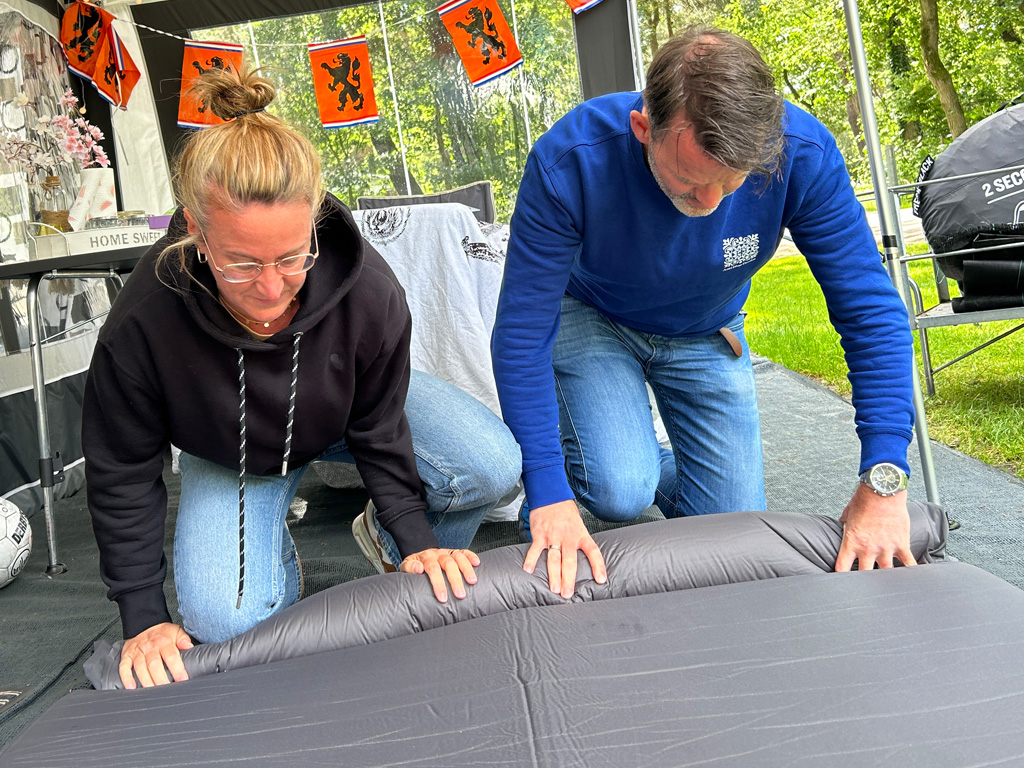 Aufrollen kann man die Coleman Sleeping Mat 12.0 Double