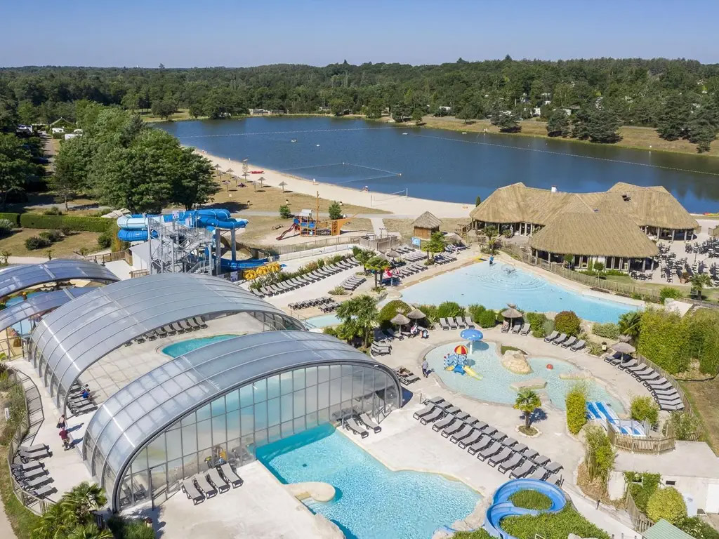 Die Riesenrutsche mit dem gelben Gürtel auf diesem französischen Campingplatz