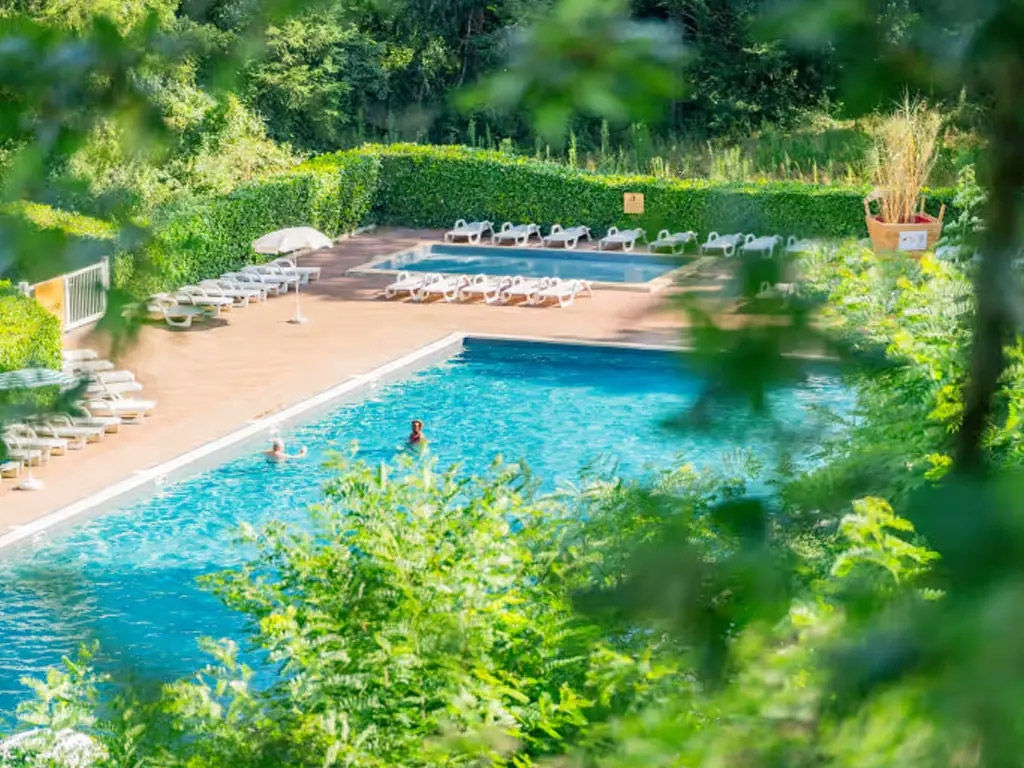 Bewaldeter, parkähnlicher Campingplatz mit Paris um die Ecke
