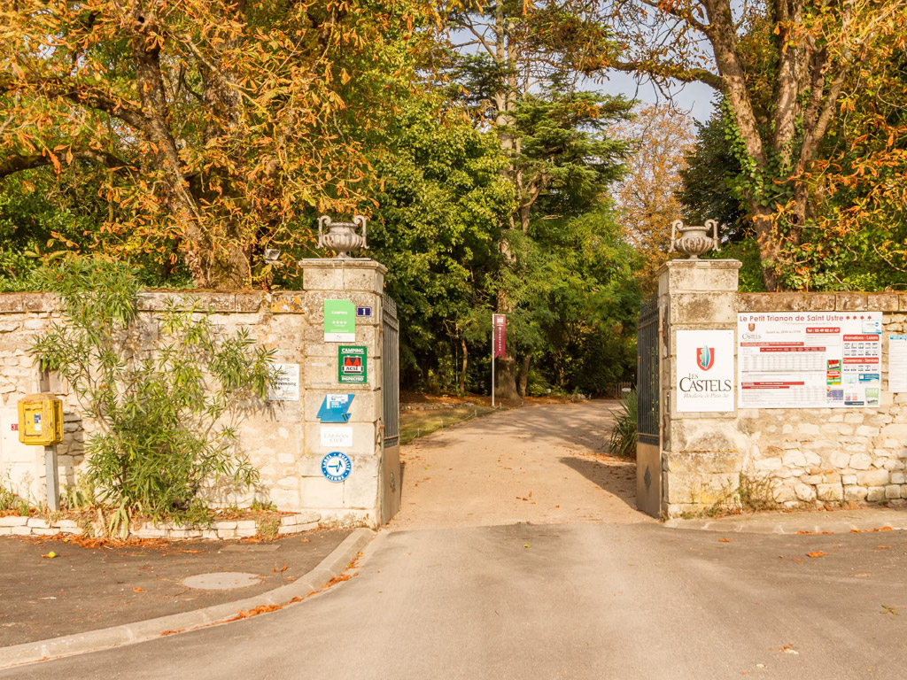 Camping Le Petit Trianon De Saint Ustre 10