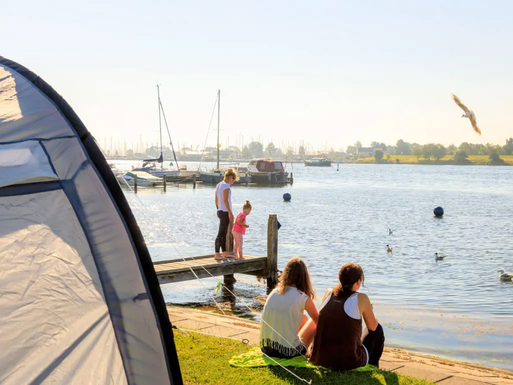 Finden Sie einen schönen Campingplatz mit Yachthafen in den Niederlanden