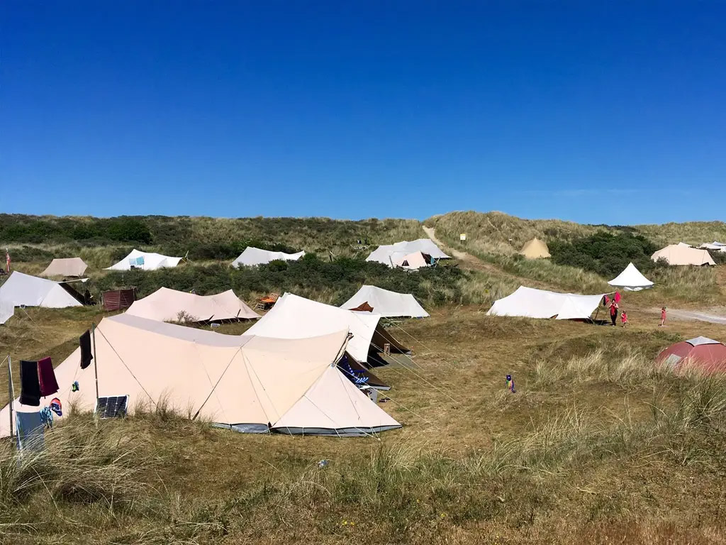 Aufwachen am Meer auf diesem Campingplatz mit atemberaubender Aussicht