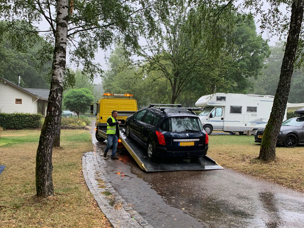Das Auto wurde vom Campingplatz weggebracht