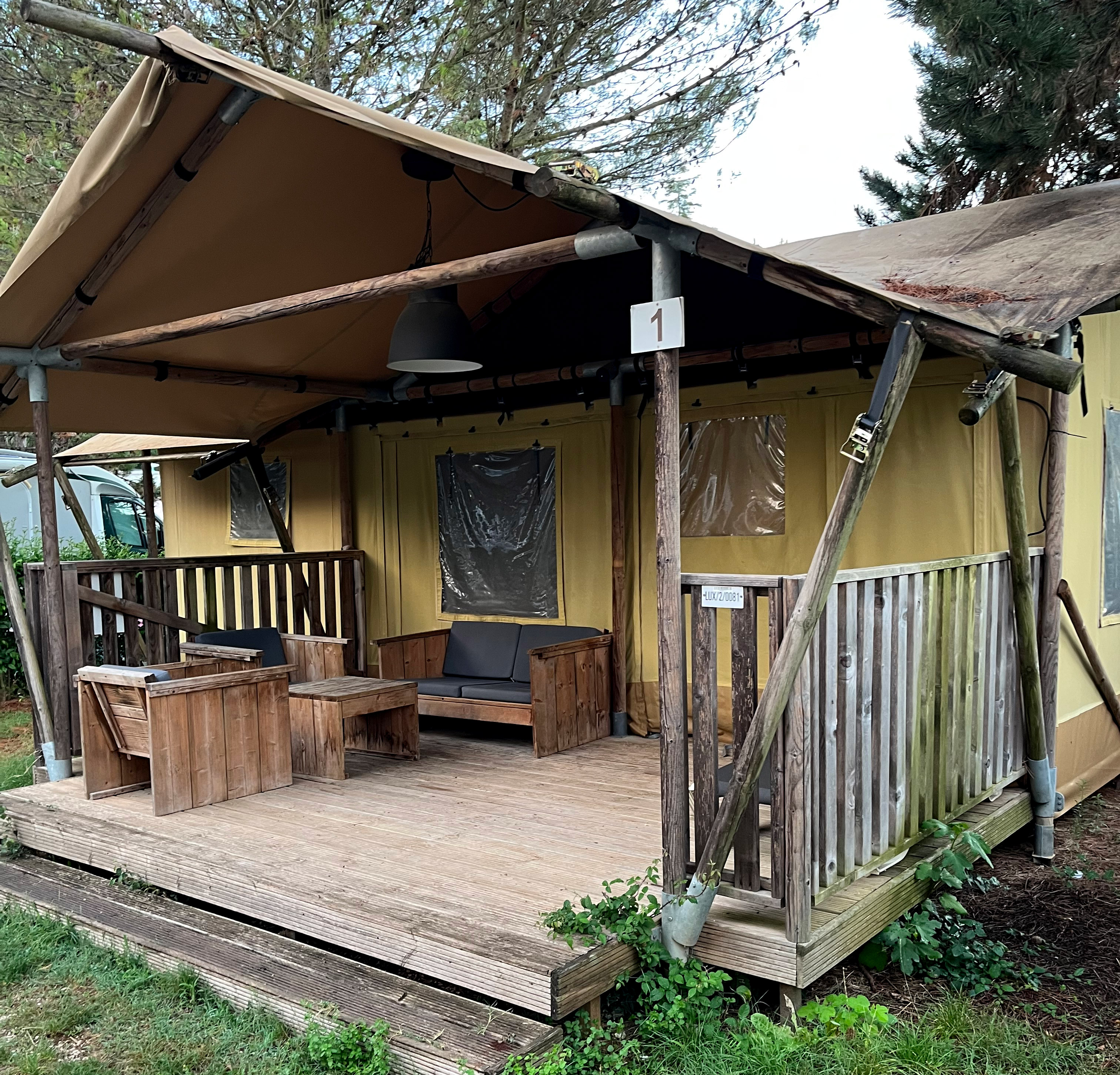 Zelten in einem Safarizelt