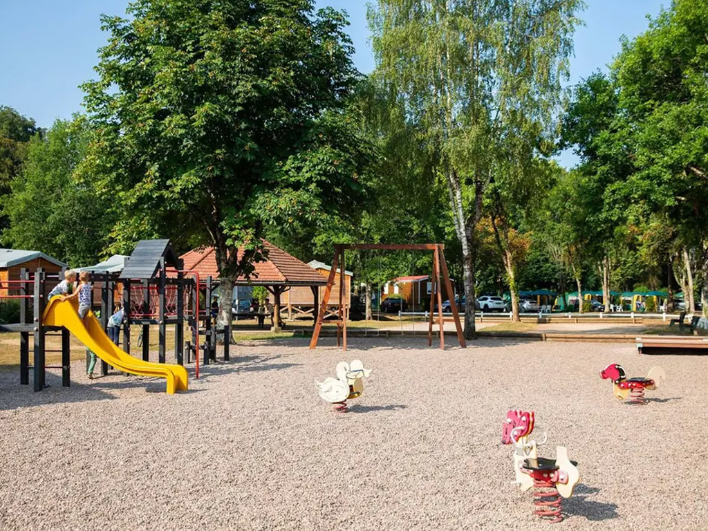 Stimmungsvolles, grünes und geräumiges Camping mit deinem Baby in Frankreich