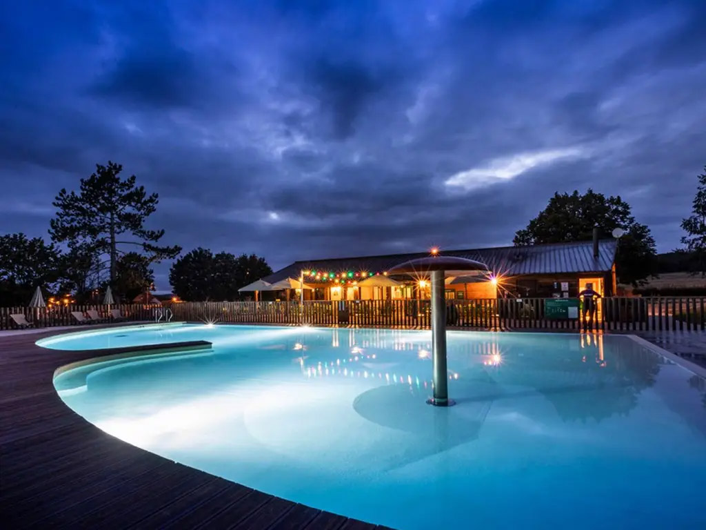 Ein schöner Huttopia-Kindercampingplatz in Frankreich