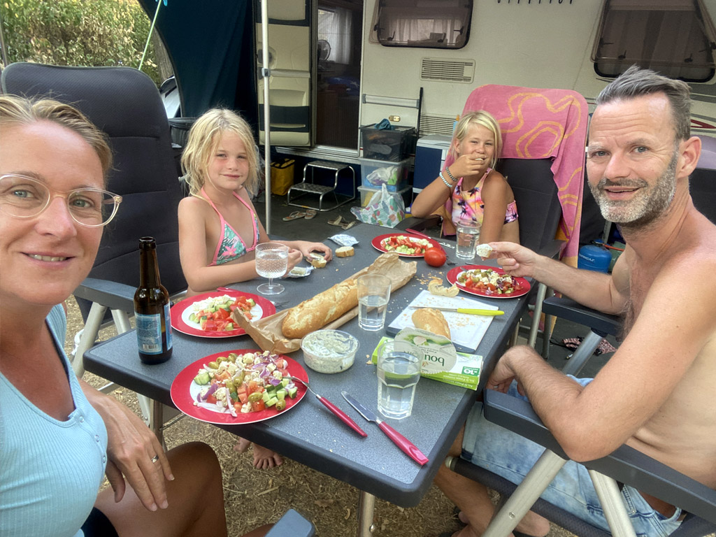 Verwenden Sie auf dem Campingplatz ein gutes Brotmesser