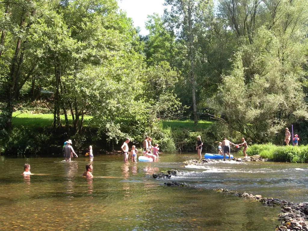 Camping in einem grünen, üppigen Tal an einem kleinen Fluss (der Viaur)