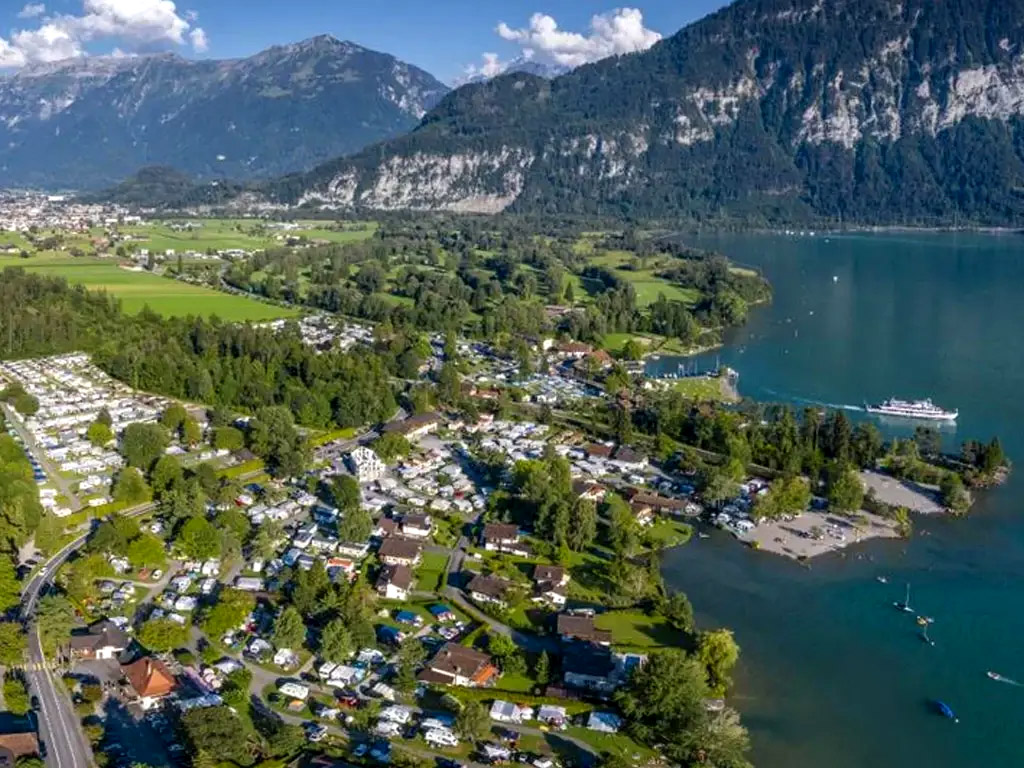 Campingplatz am Ufer des kristallklaren Thunersees in der schönen Schweiz