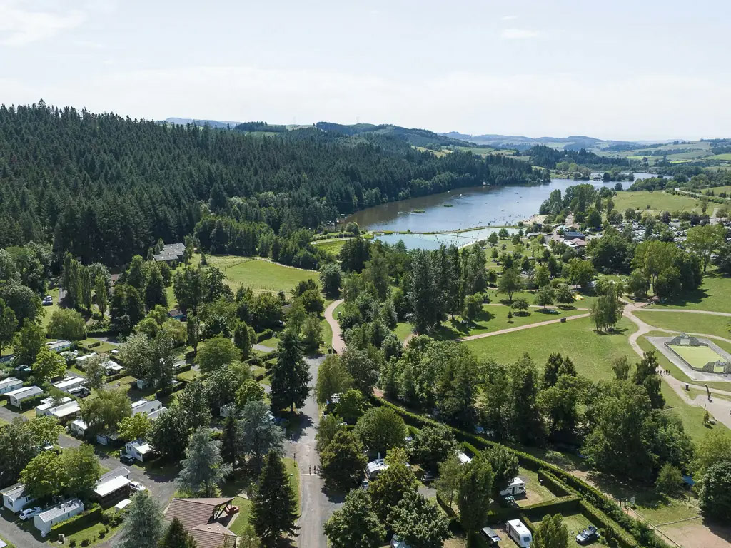 Idyllischer französischer Ort in der Nähe des Lac des Sapins