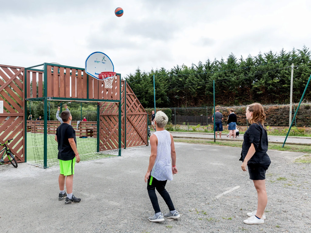 Dieser französische Teenager-Campingplatz ist nur wenige Gehminuten von Stadt und Strand entfernt.