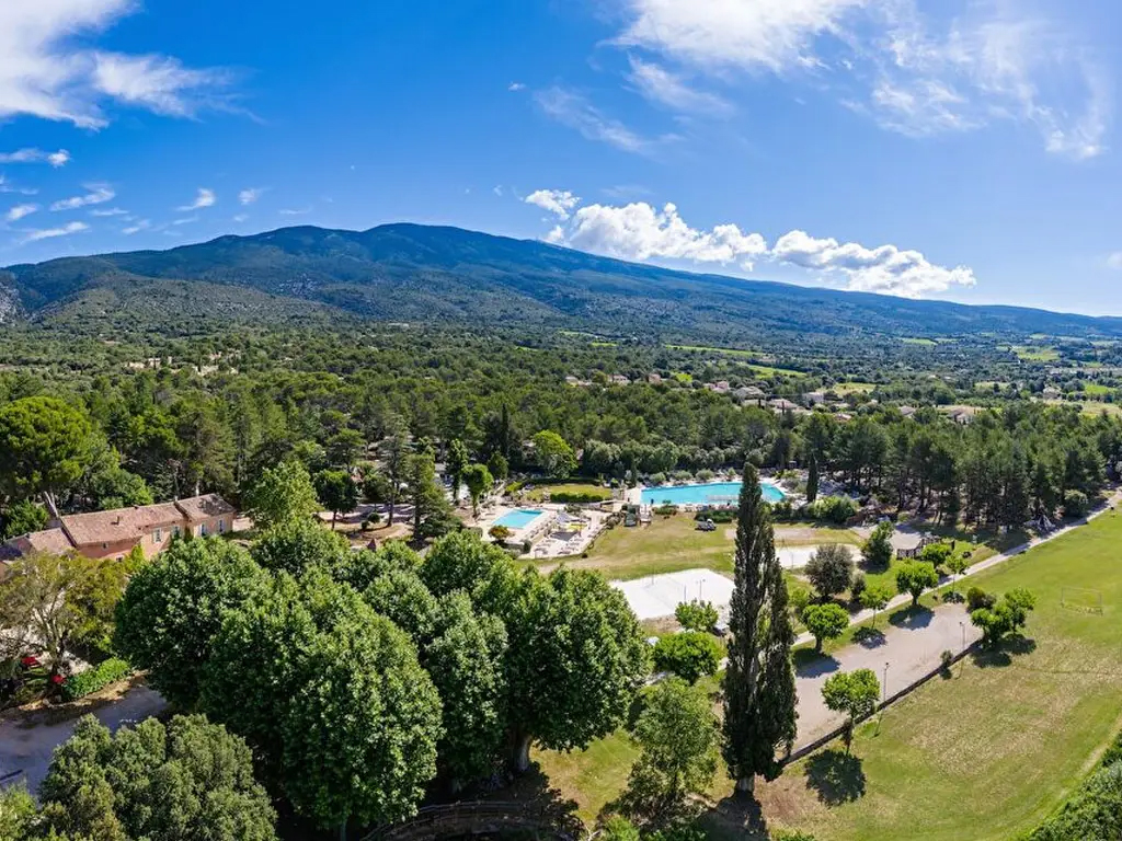 Kinder entdecken das Leben auf dem Bauernhof auf diesem schönen französischen Campingplatz