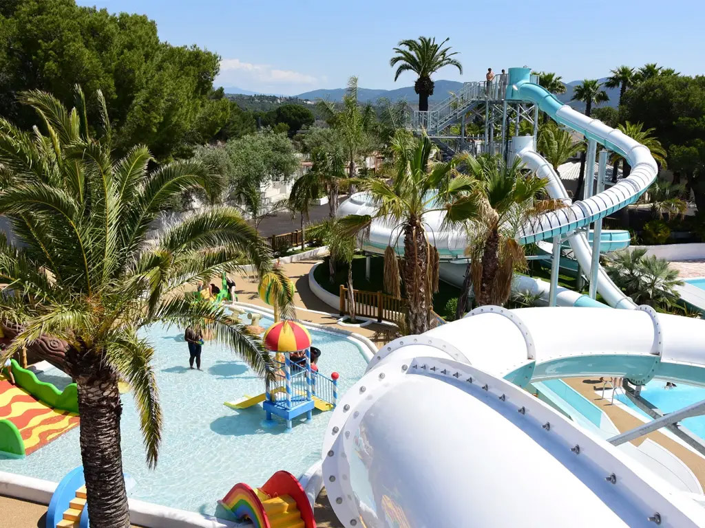 Lebendiges Fünf-Sterne-Feriendorf an der Côte d'Azur