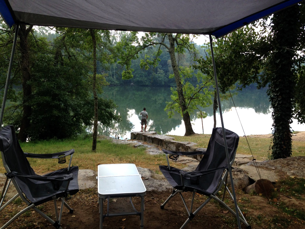 Camping am Fuße eines Flusses