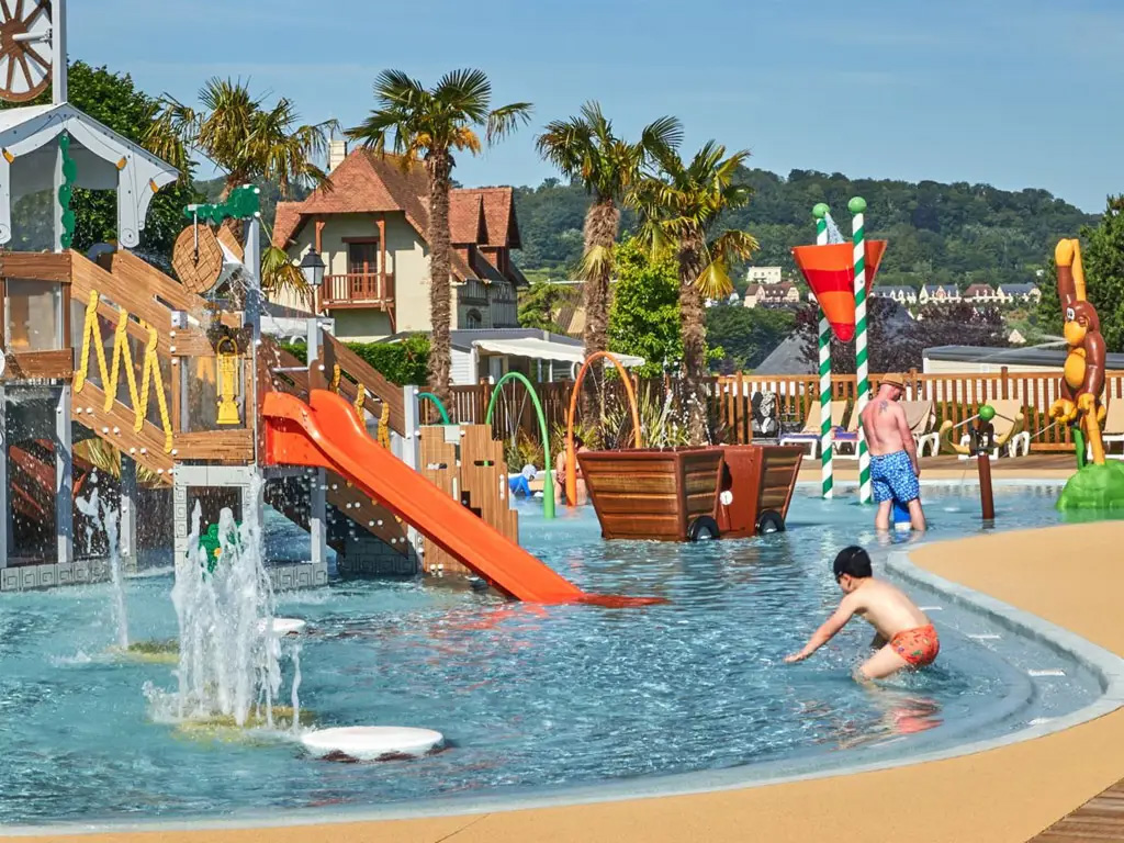 Neuer Wasserspielplatz mit Dschungelthema und Riesenrutschen in Frankreich