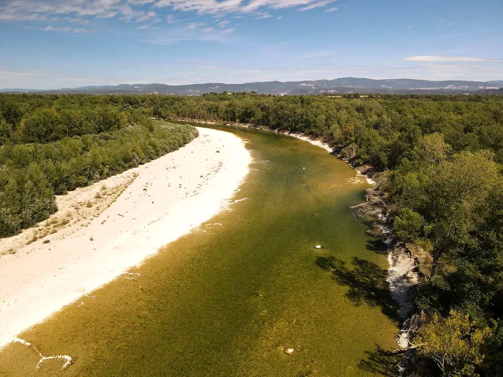 Tolles Camping an einem Fluss in Frankreich
