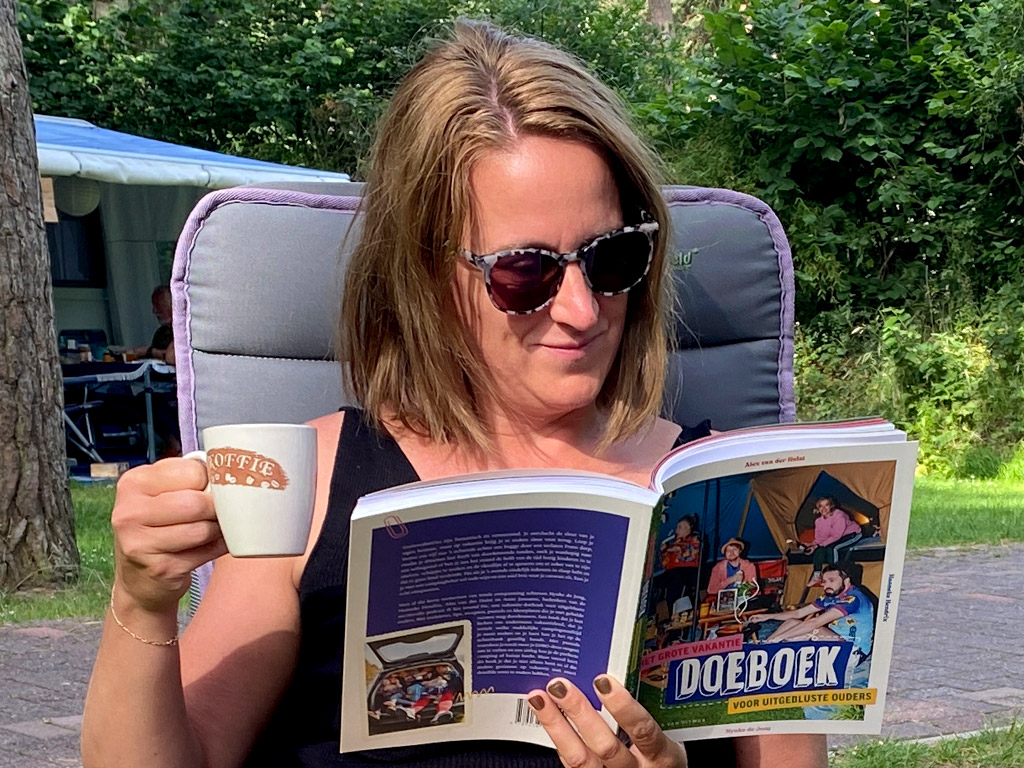 Lesen Sie ein Buch über Camping