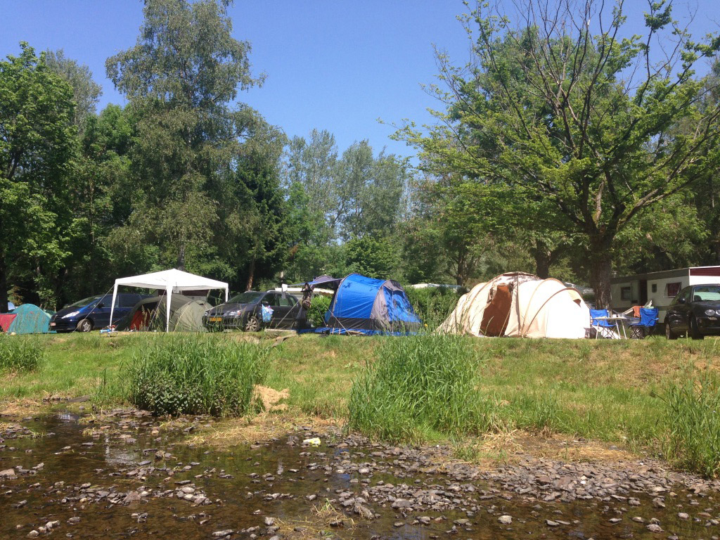 Camping am Fuße eines Flusses