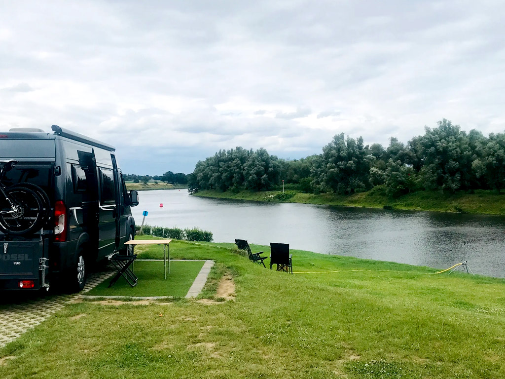 Grüner Standort in der Kirschplantage