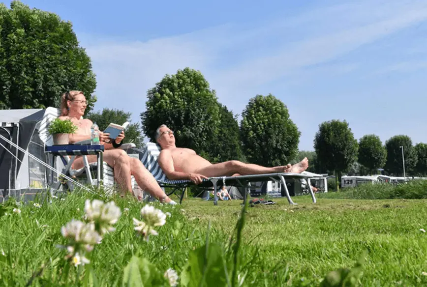 Die 16 schönsten Naturisten-Campingplätze in den Niederlanden