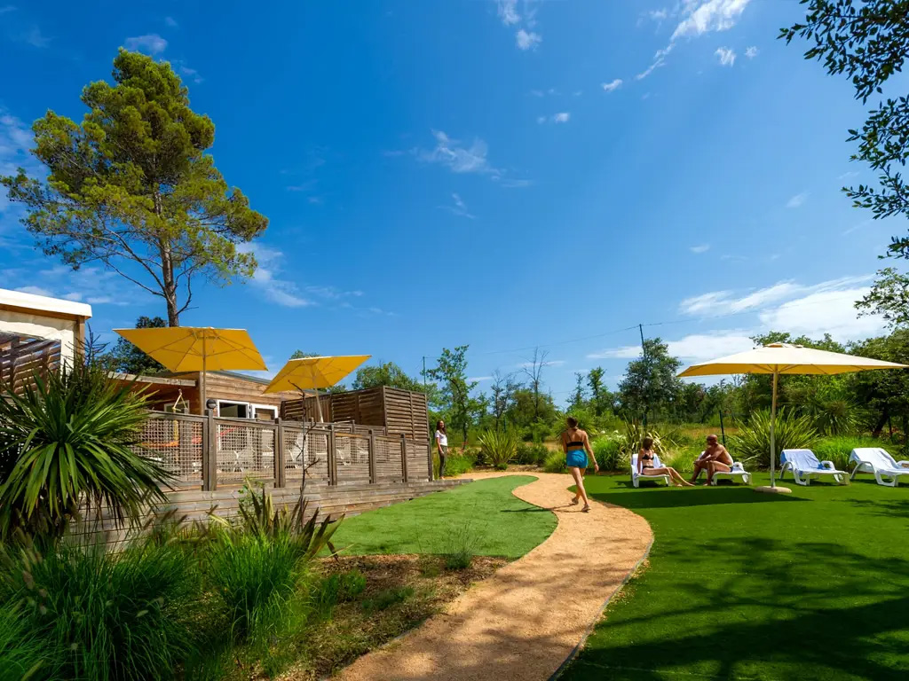 Ruhig gelegener französischer Campingplatz mit großem Schwimmbad