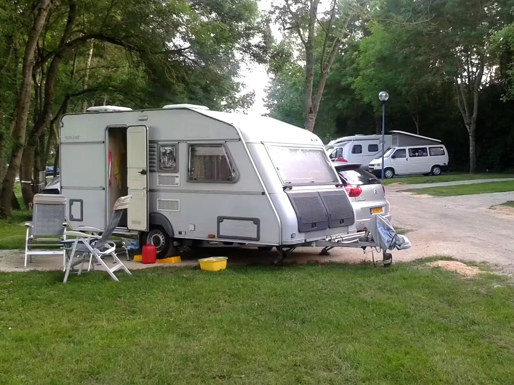 Sie finden diesen Übernachtungsplatz nur 1,5 Kilometer von der Ausfahrt 27 der Route du Soleil entfernt.