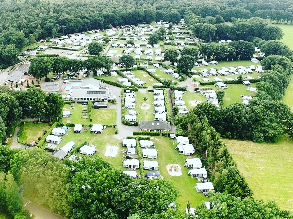 Kindercampingplatz mit Innen- und Außenpool