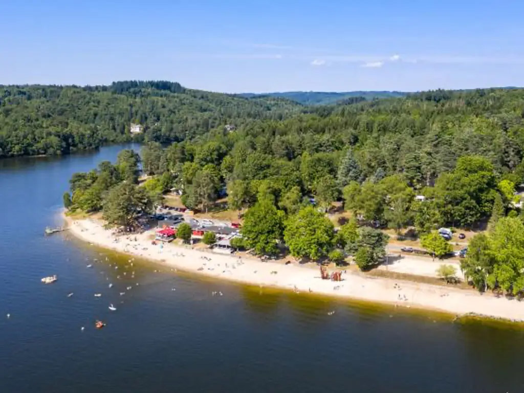 Naturcampingplatz in der Auvergne&nbsp;an einem schönen französischen Fluss