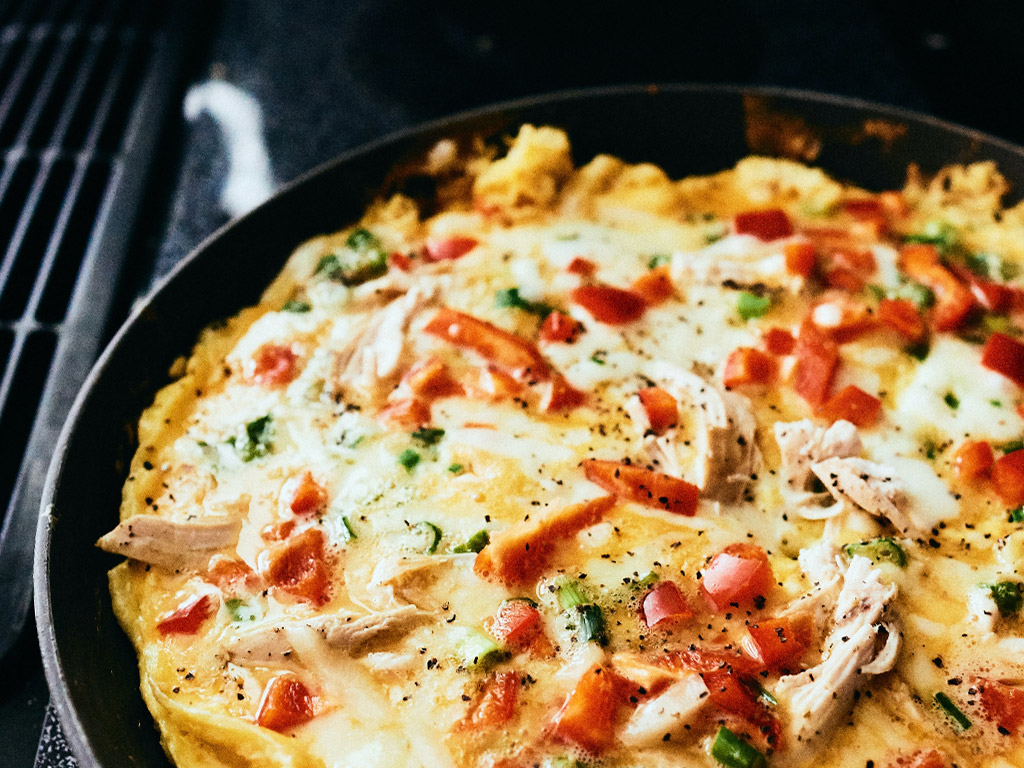 Zubereitung eines Gemüseomeletts auf der Skottel