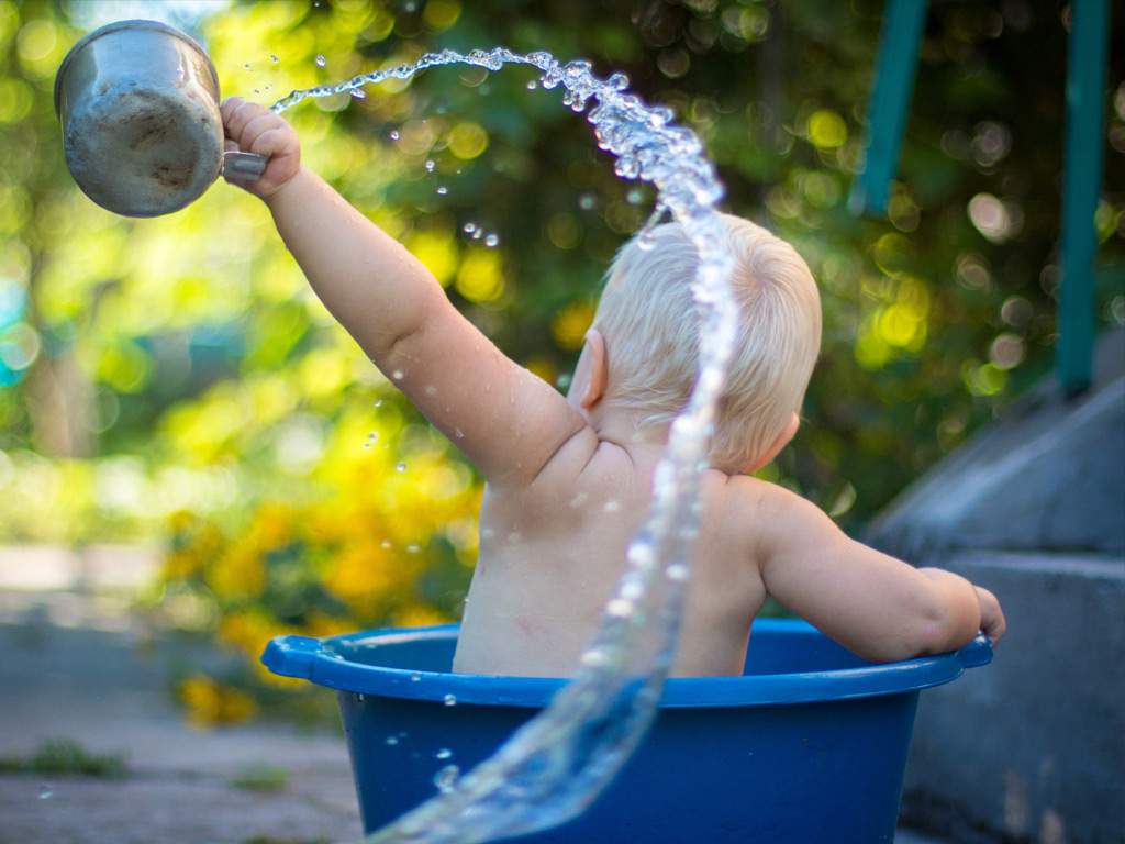 Ein Eimer mit kaltem Wasser