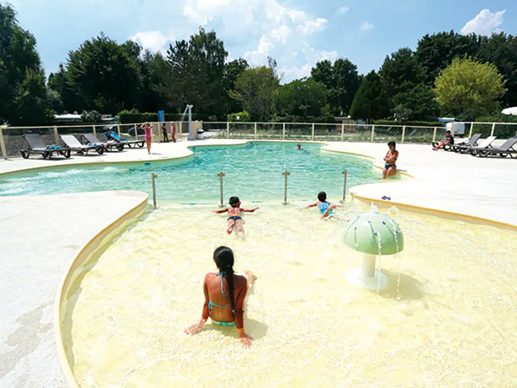 Günstiger Übernachtungscampingplatz mit Schwimmbad