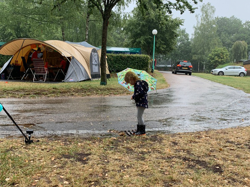 Ein Zelt nass aufheben