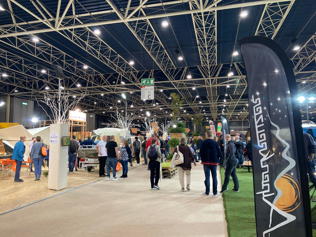 Besucher auf der Campingmesse