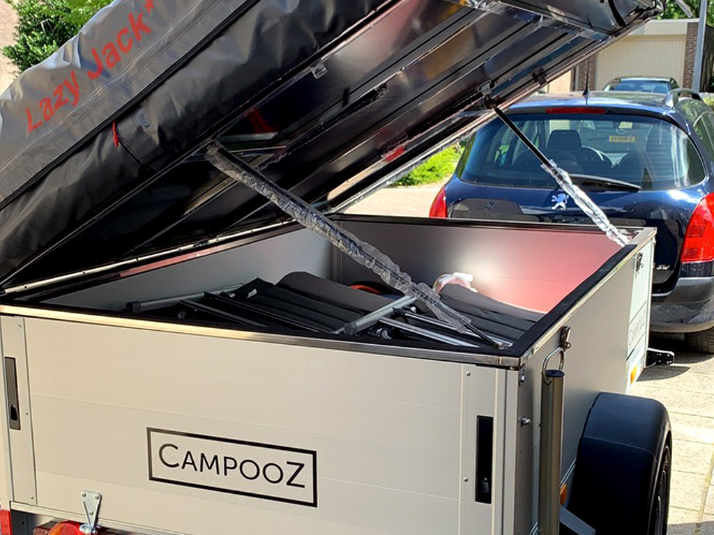 Platz in einem Anhängerzelt