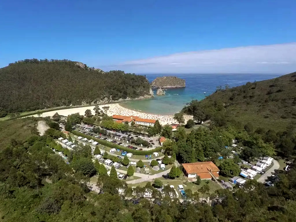 Dies ist ein kleiner Campingplatz mit Schwimmbad und Unterhaltung