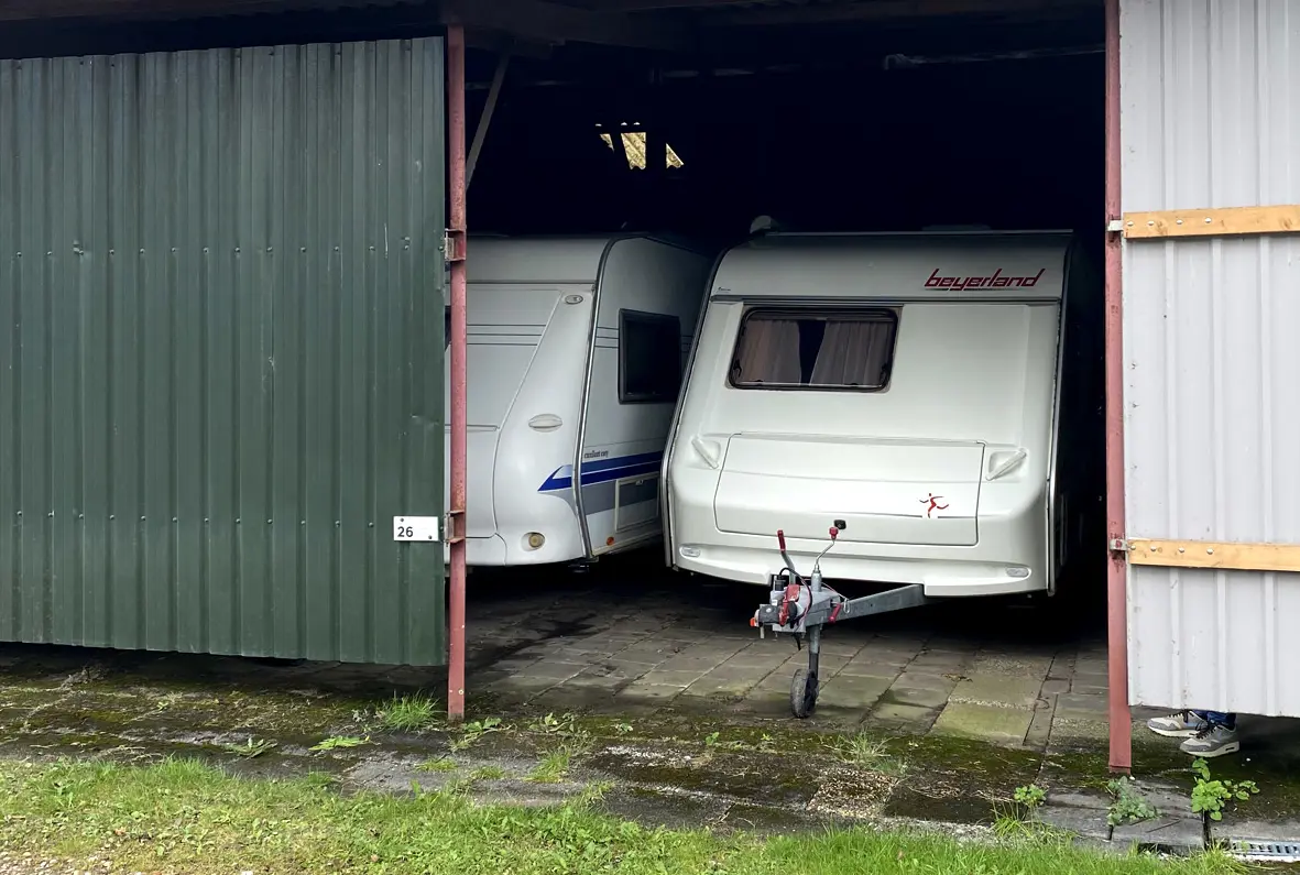 Unser geparkter Wohnwagen als Aufbewahrungsbox: Das lassen wir im Winter drin