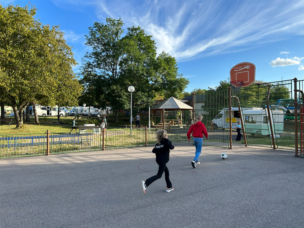 Nach dem Abendessen ein Fußball- oder Basketballspiel auf einem Übernachtungscampingplatz