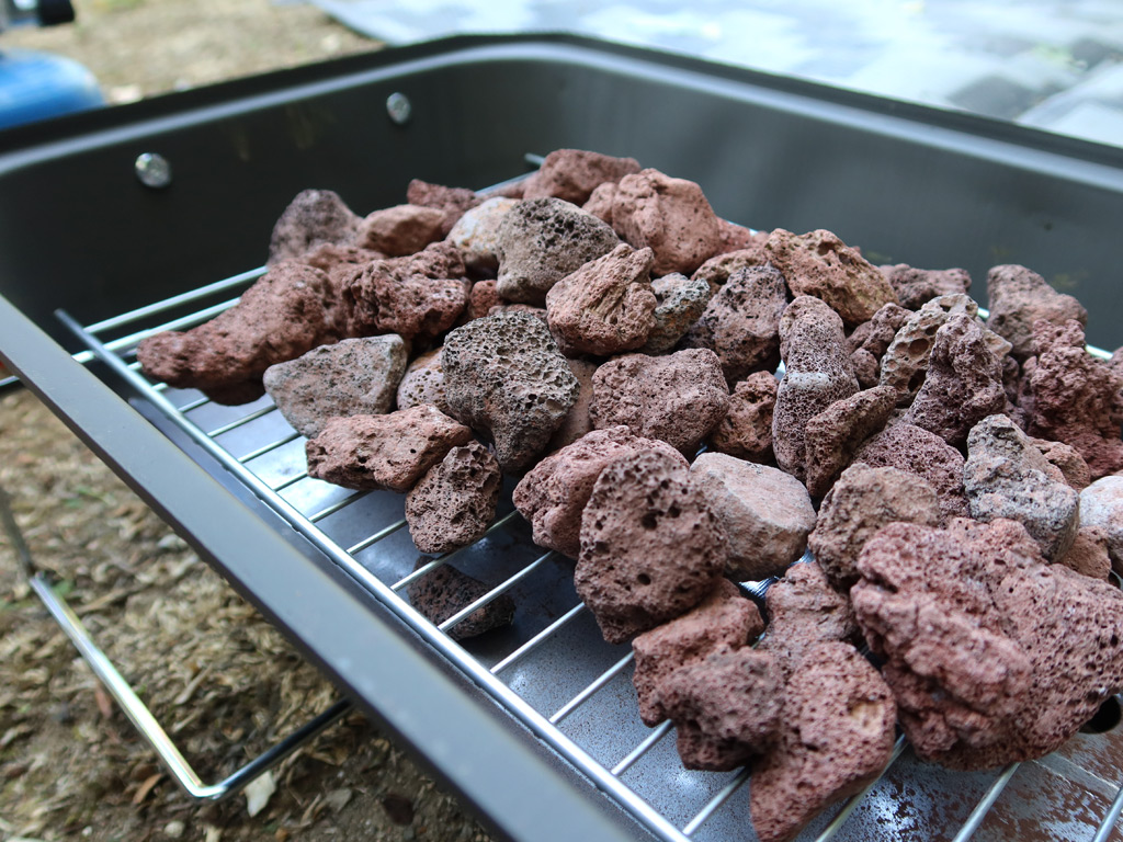 Die Lavasteine im Asado-Gasgrill