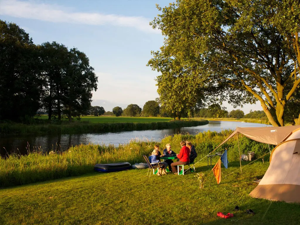 Dieser Campingplatz liegt am Ufer der Vecht
