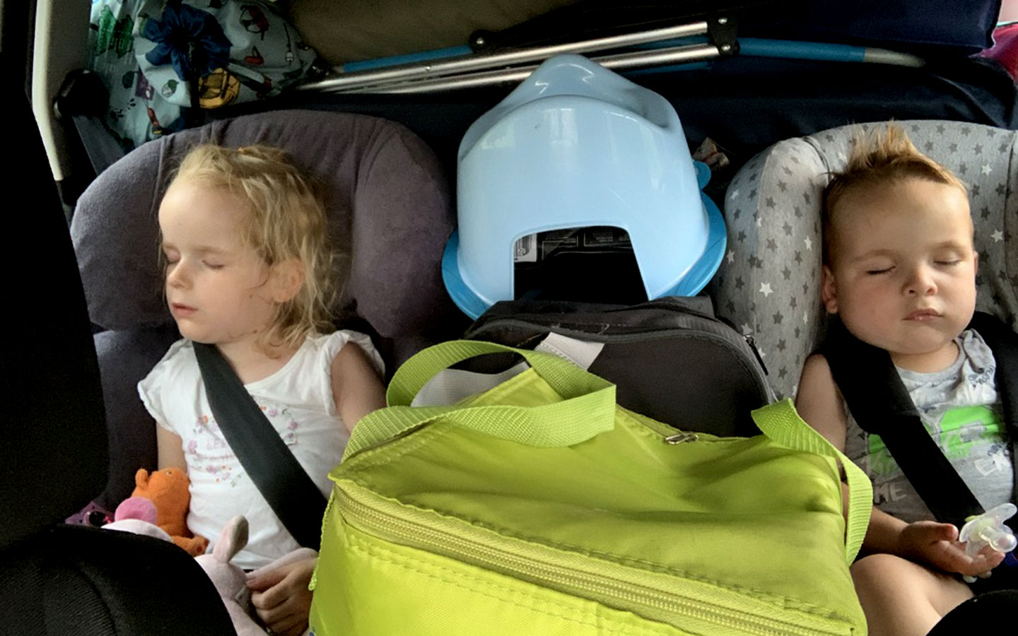 Schlafende Kinder in Ihrem Auto