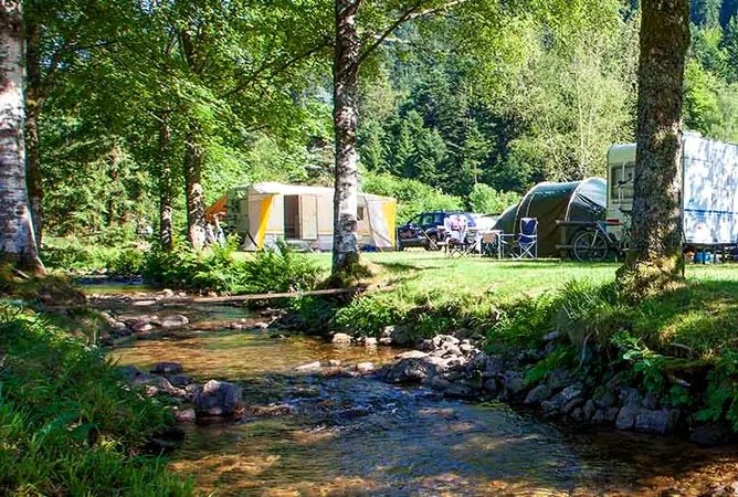25 Schöne französische Campingplätze an einem Fluss