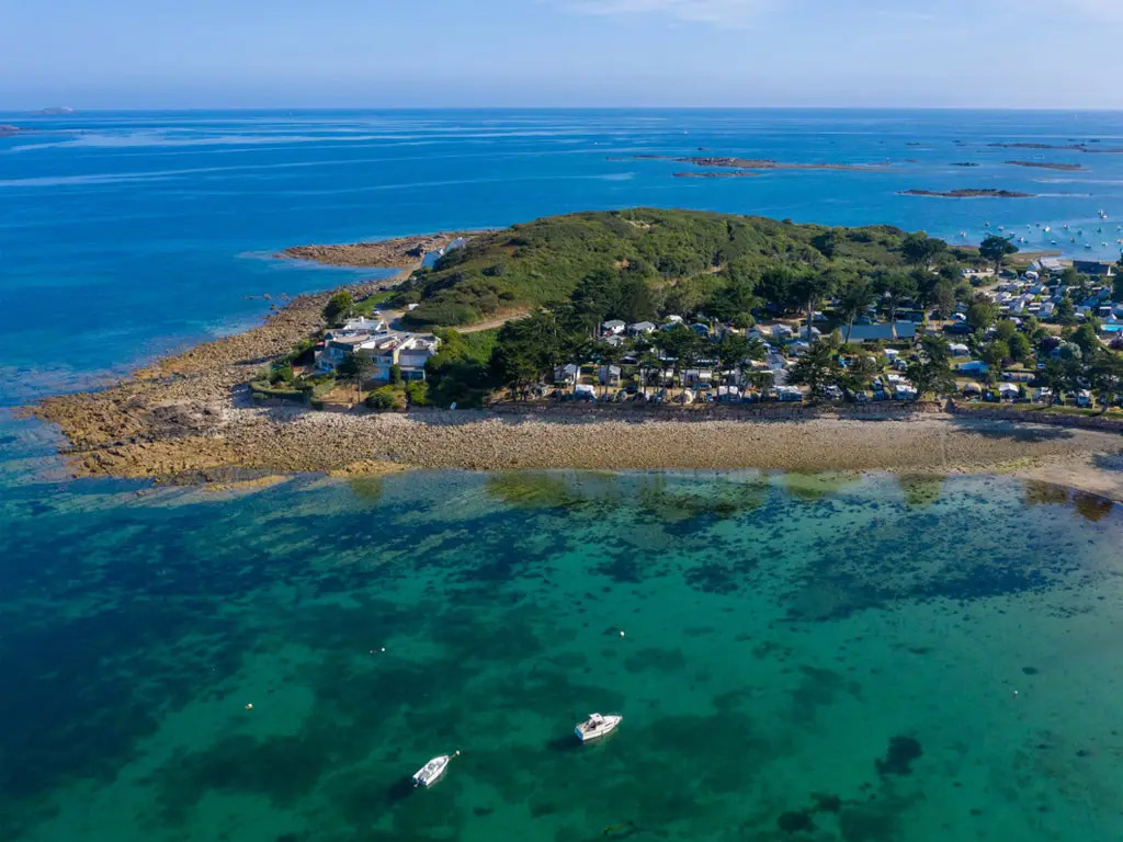 Camping auf einem französischen Campingplatz mit Blick auf das Meer